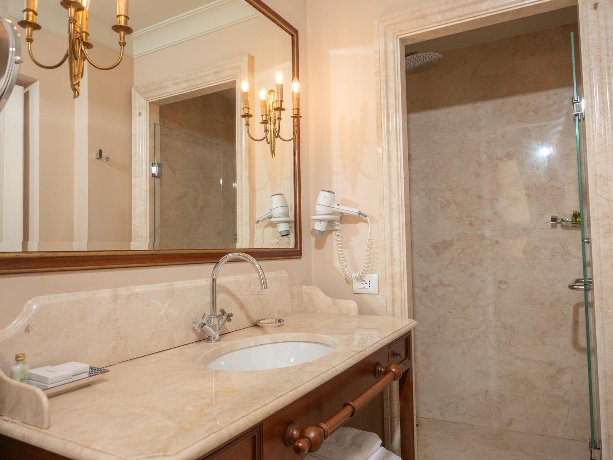 Ebel Boutique Hotel Tirana Exteriör bild